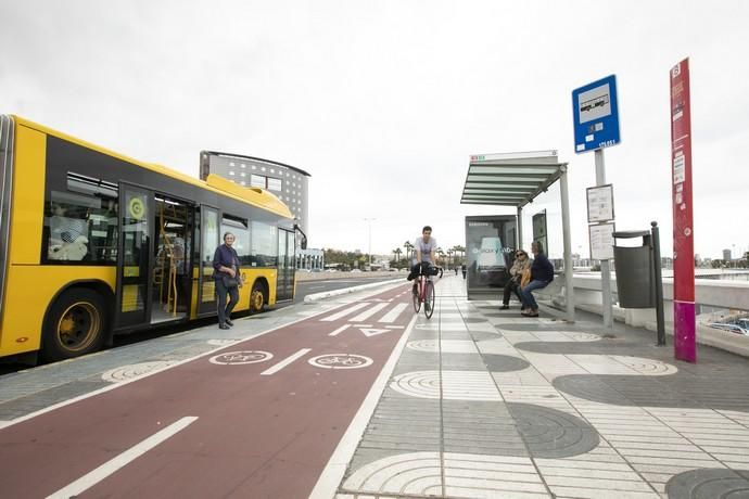 01.04.19.Las Palmas de Gran Canaria. Carril bici y parada de guaguas en la Avenida Marítima. Foto Quique Curbelo  | 01/04/2019 | Fotógrafo: Quique Curbelo