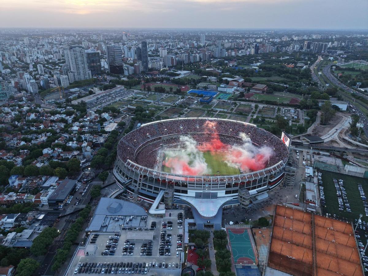 Vista imponente del Mâs Monumental: el escenario donde River Plate ha construido una hegemonía estadística sobre Boca Juniors en los últimos años, combinando el fervor de su hinchada con un dominio táctico sostenido