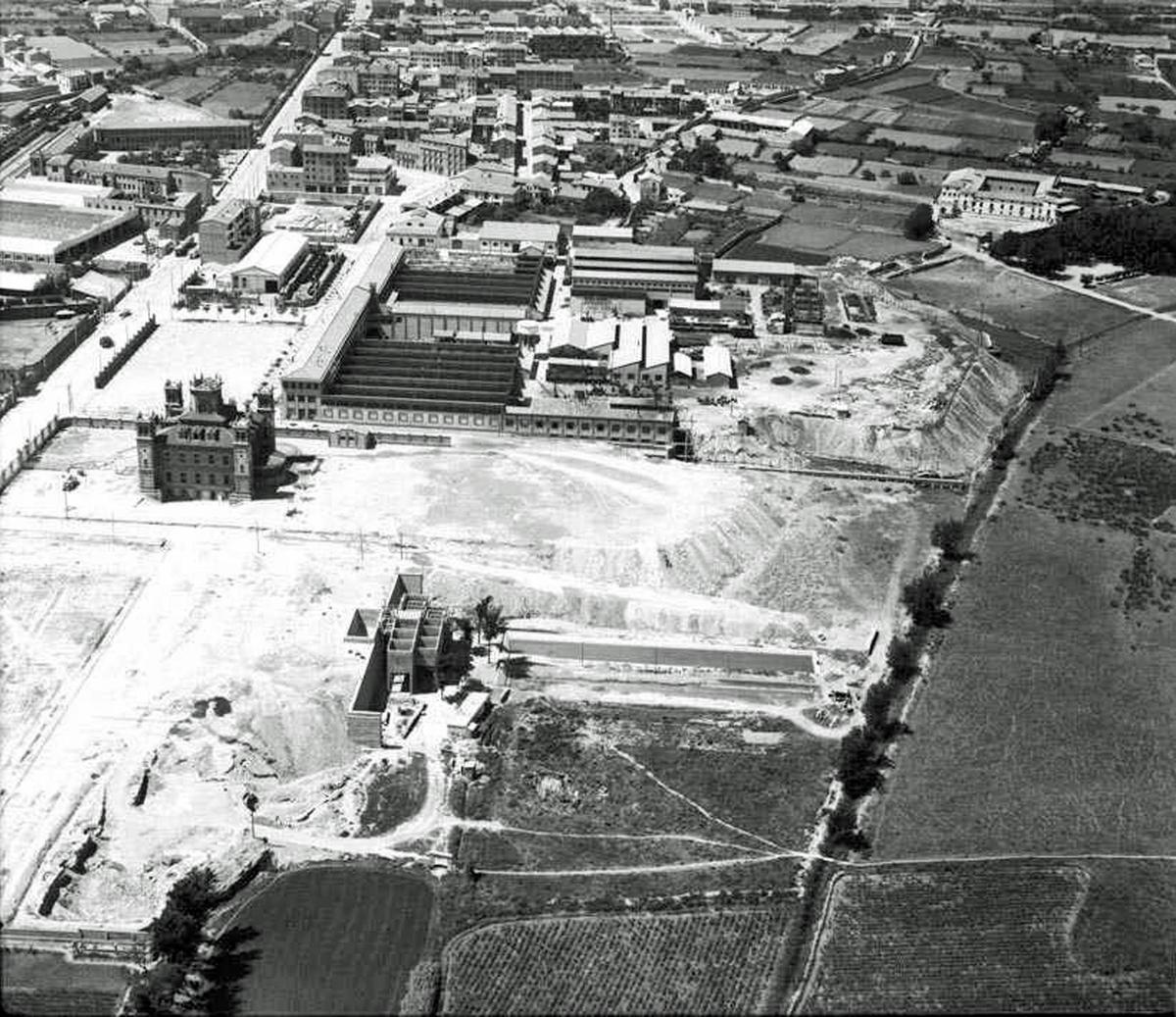 Imagen aérea del año 1954 en la que se observa el crecimiento de la ciudad en torno a la fábrica de Giesa.