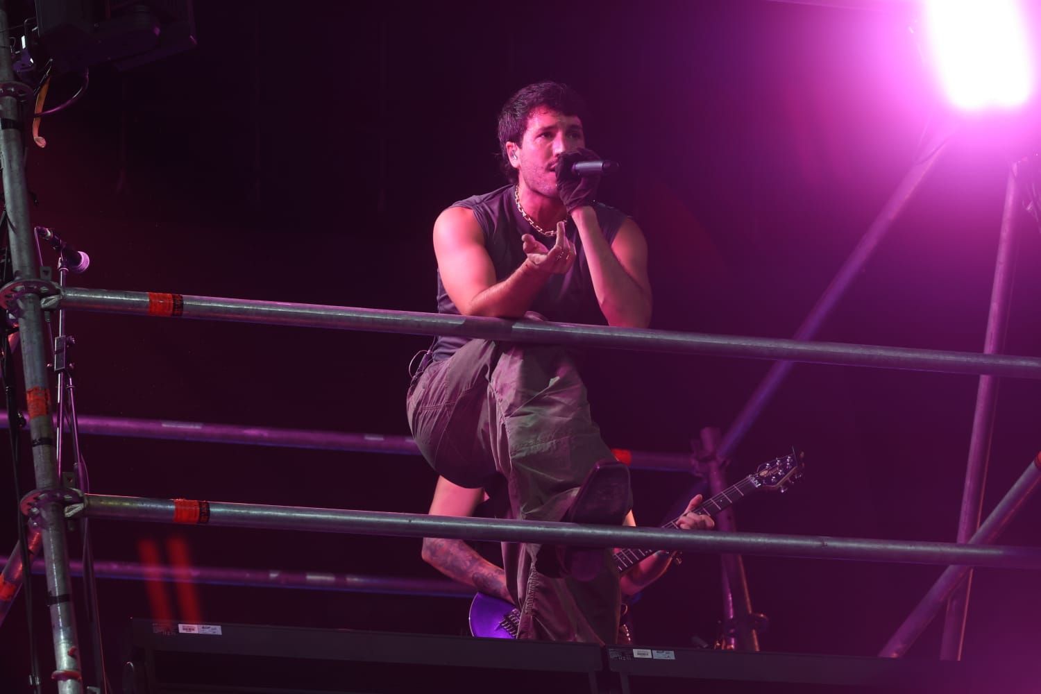 Sebastián Yatra se funde con el público y sus 'Tacones Rojos' pone en pie al Roig Arena