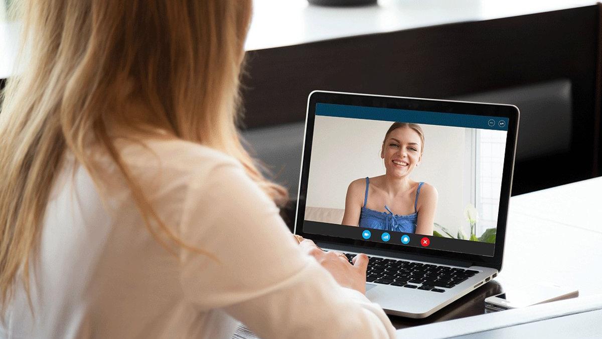 Una joven conversa con una amiga a través de una videollamada