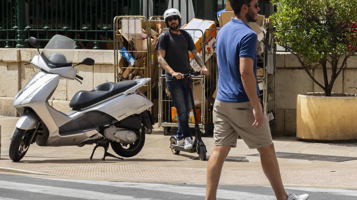 Un usuario de patinete eléctrico en València circula encima de la acera.
