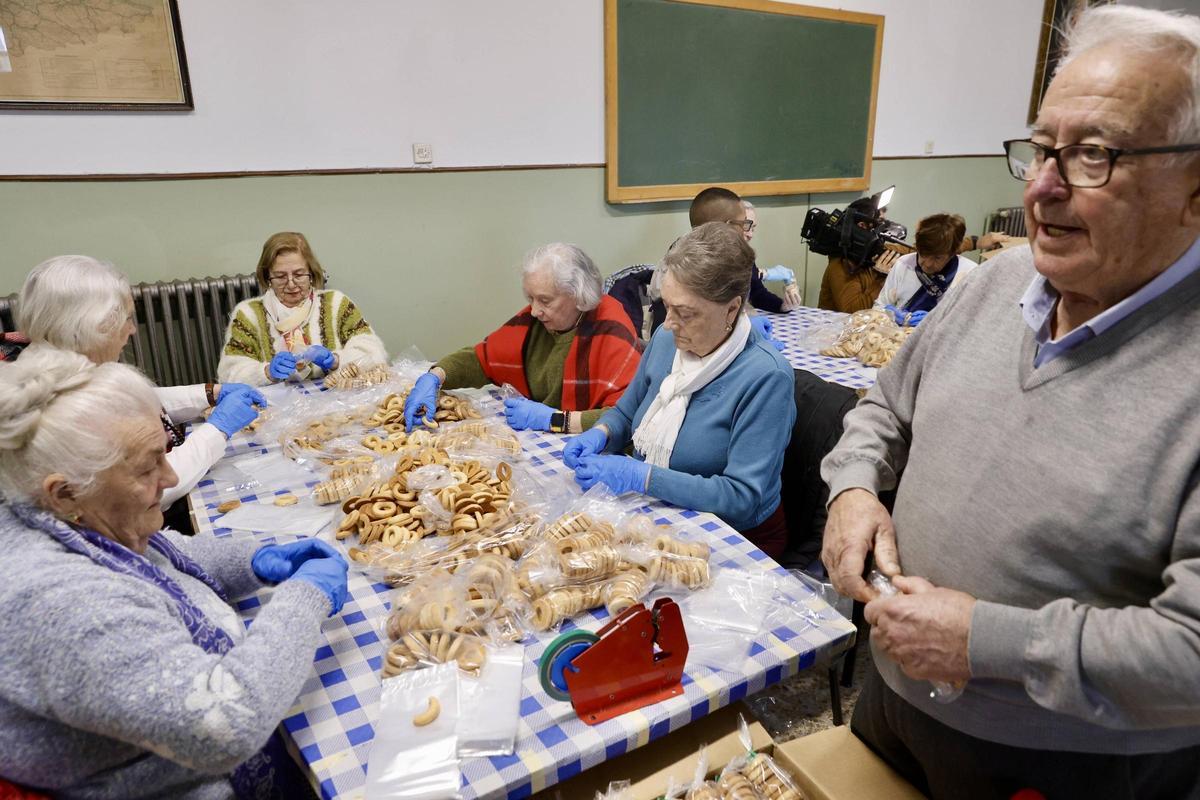 La parroquia de Jove empieza a preparar sus rosquillas para celebrar San Blas (en imágenes)