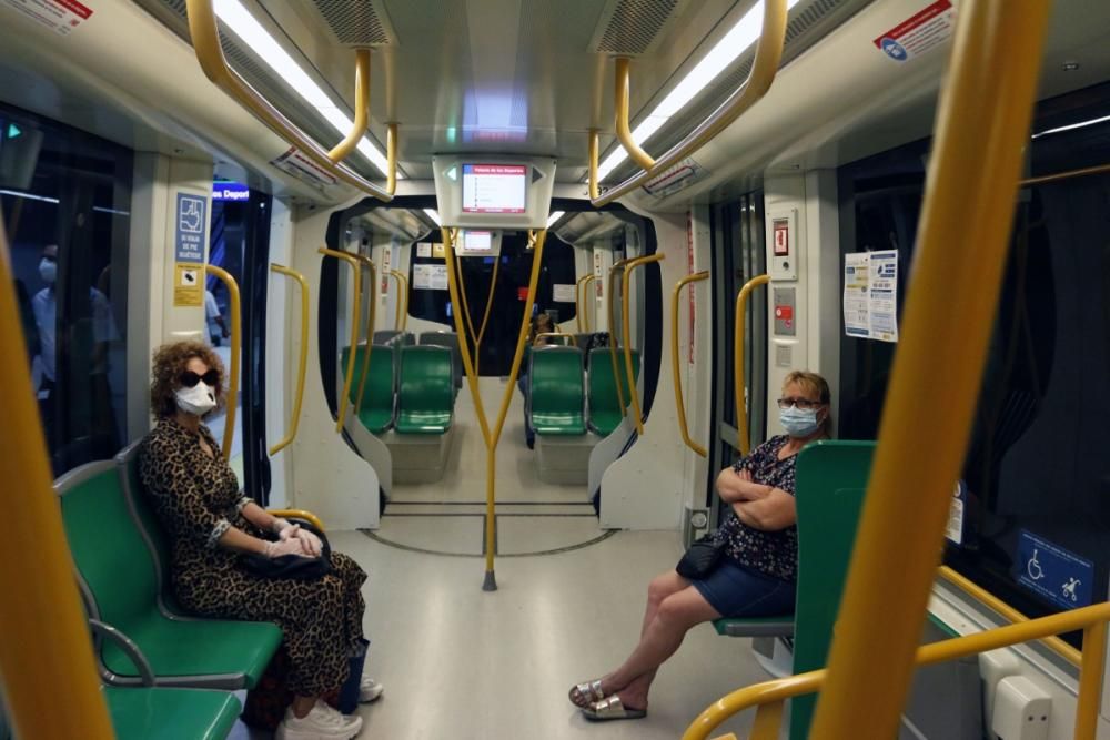 Medidas de seguridad y reparto de mascarillas en el metro de Málaga.