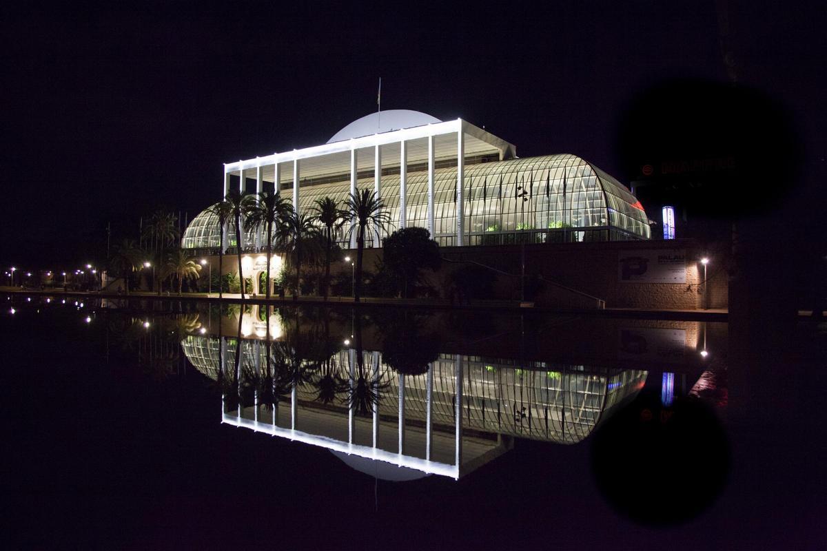 El Palau de la Música, reflejado en el agua