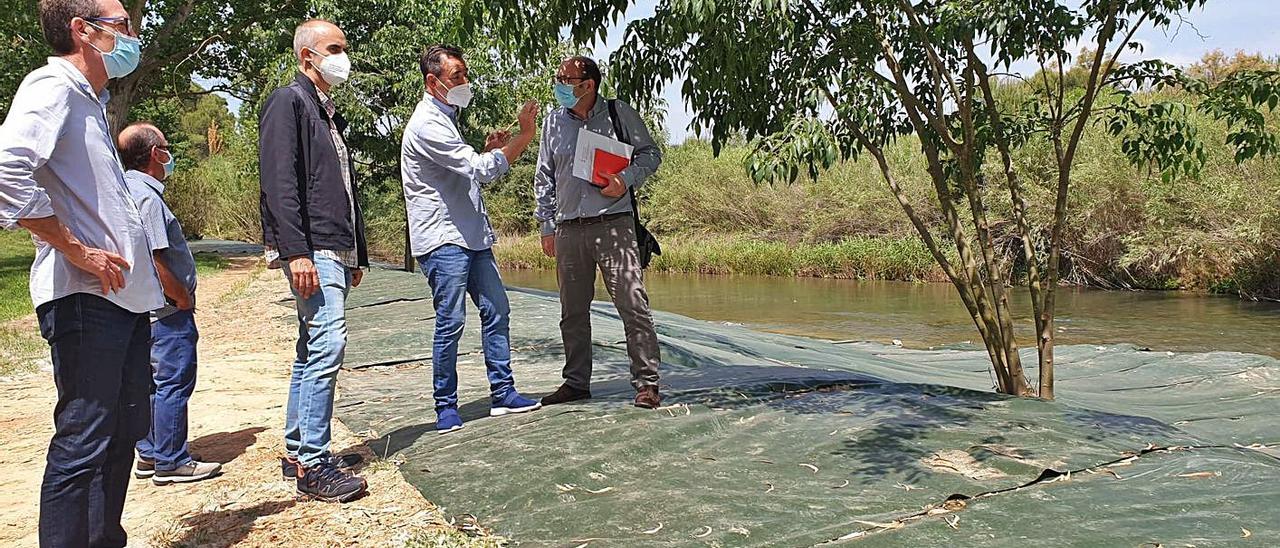 Técnicos de la CHJ, Robert Raga y Benjamín Pérez sobre un geotextil contra la caña asiática. | L-EMV