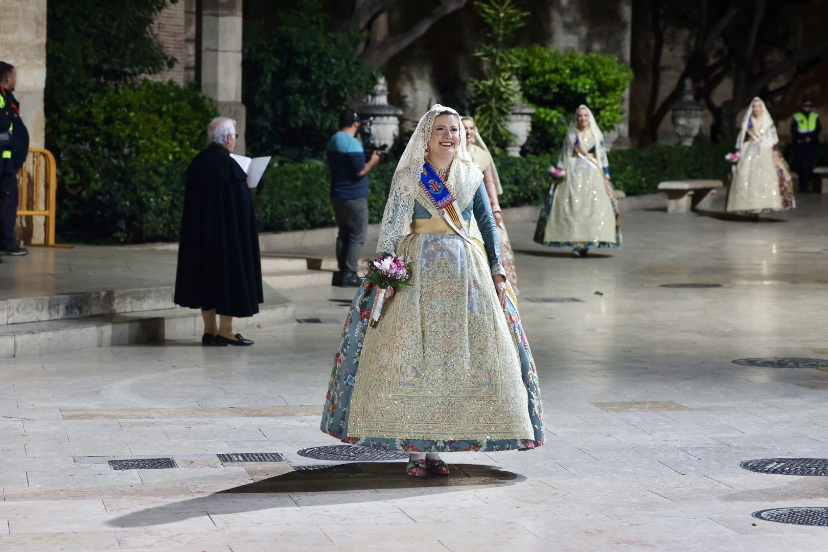 Laura Mengó y su corte coronan la ofrenda a la Virgen