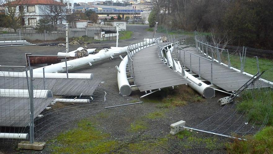 Piezas de la pasarela, desmontada para su traslado.