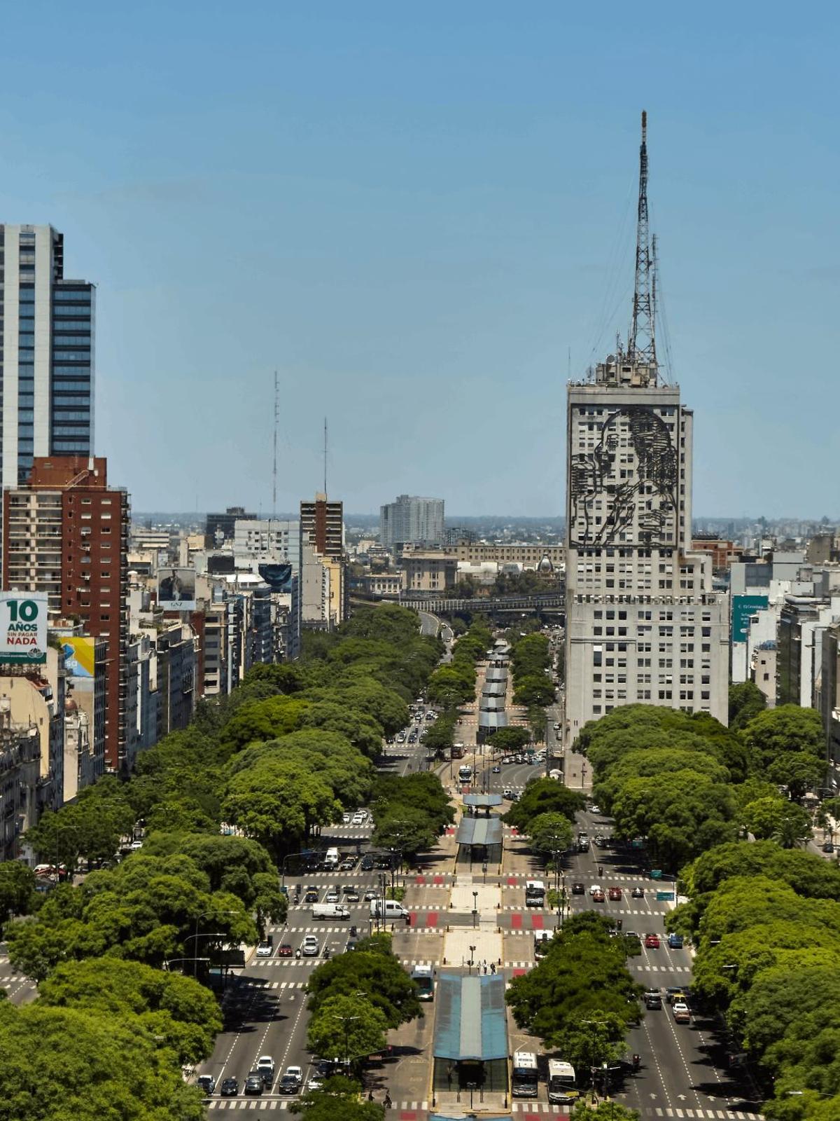 Buenos Aires, Argentina. La Avenida 9 de Julio, una de las más anchas del mundo, vista desde la cima del Obelisco, que desde hace unos meses abrió sus puertas al público y ofrece vistas privilegiadas de la ciudad. (iPhone 16 Pro Max)