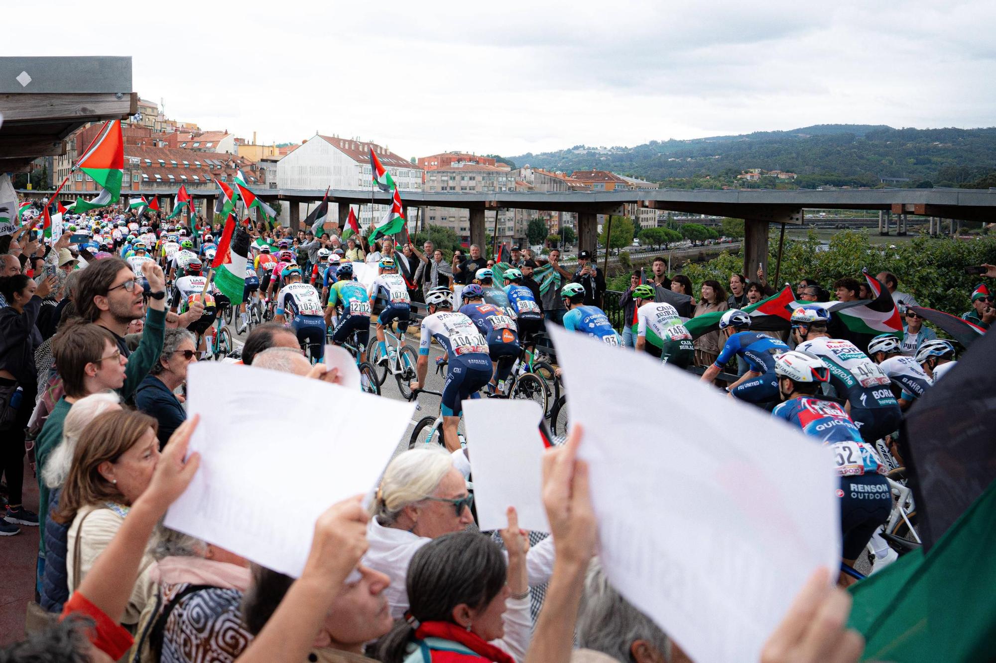 Concentraciones contra el equipo de Israel por el genocidio en Gaza durante el paso de La Vuelta por Pontevedra