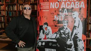 El DJ valenciano Chimo Bayo posa junto al cartel de la película con la que debuta como actor