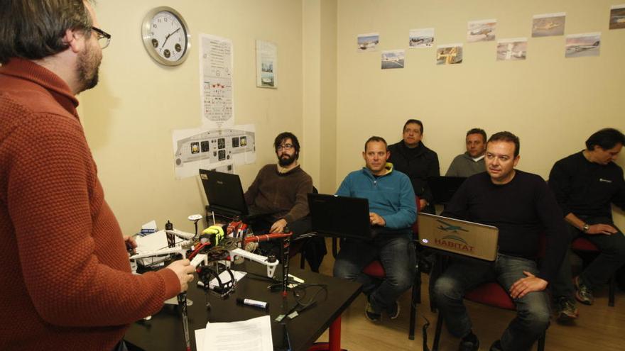 Juan Guerrero enseña a sus alumnos el funcionamiento de un dron.