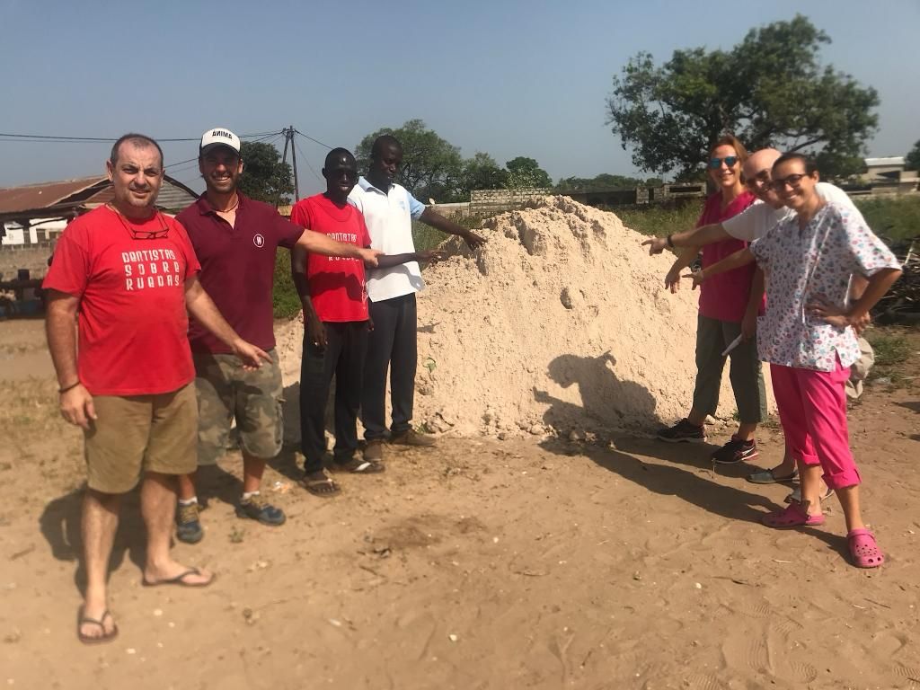 Imagenes de la construcción de la academia dental en Senegal.