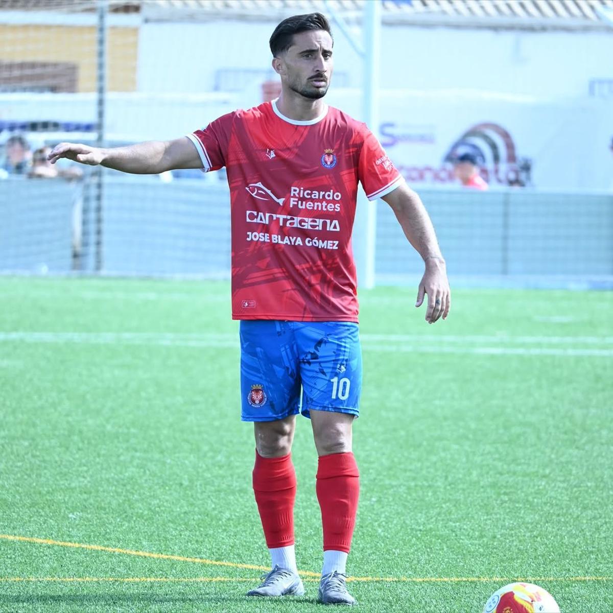 Omar Perdomo, a punto de lanzar una falta.