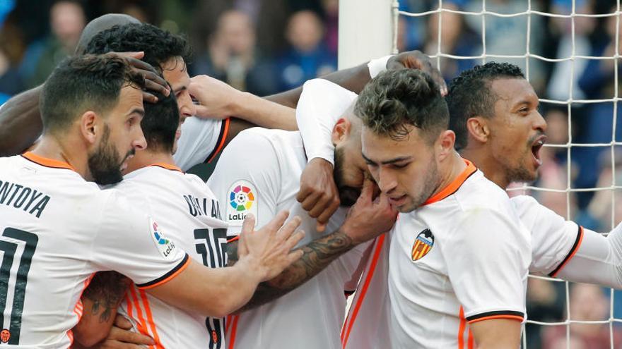 Los jugadores del Valencia celebran el segundo gol del equipo.