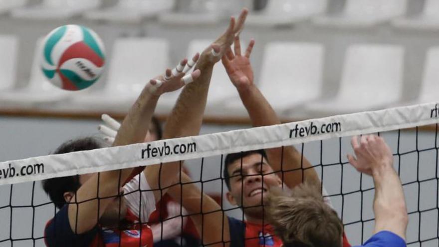 Dos jugadores del Gijón Voley bloquean un remate del Palencia 2024. | Marcos León