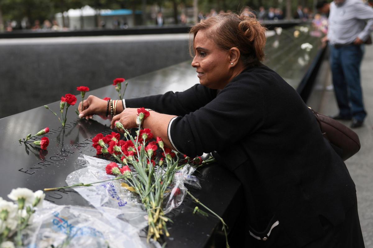 Pam Jagdarry deposita flores ante el Memorial