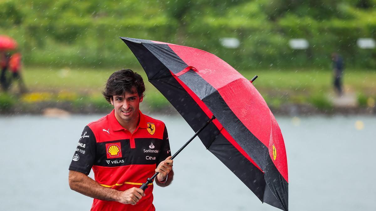 Carlos Sainz trata de protegerse de la lluvia en Montreal.