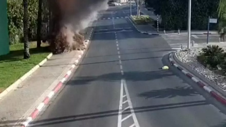 Un video muestra cómo un fragmento de misil cae en Israel tras ser interceptado