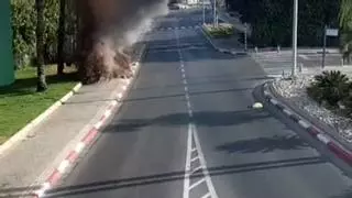 Un video muestra cómo un fragmento de misil cae en Israel tras ser interceptado