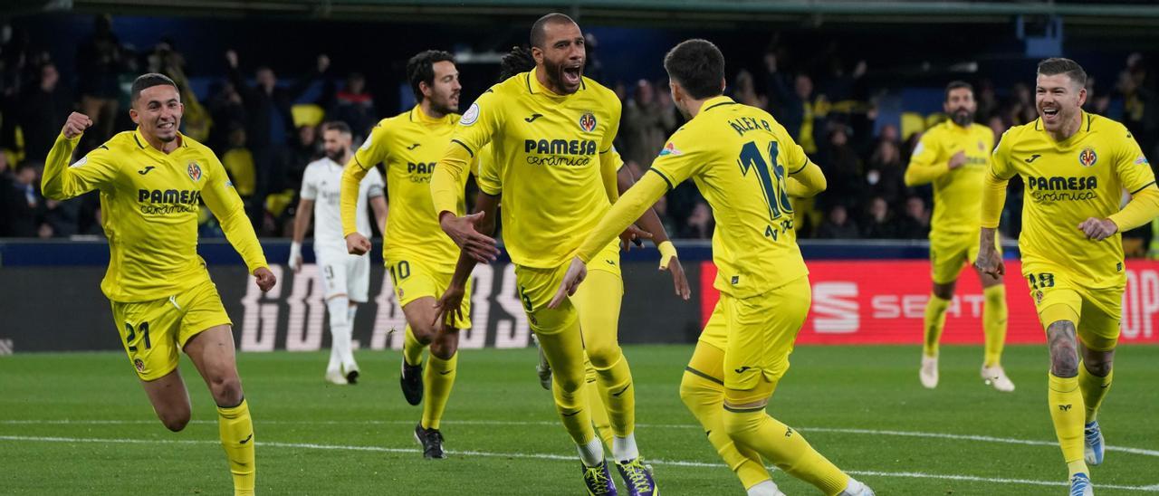 Los jugadores del Villarreal celebran el momentáneo 1-0 de Capoue.