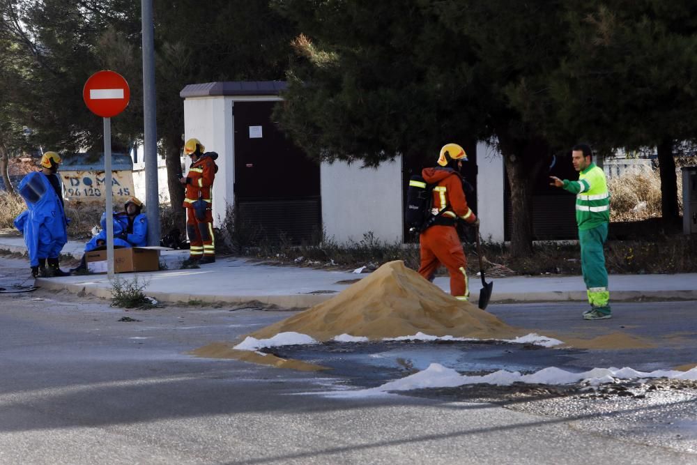 Un vertido en una empresa de Silla derrama 6.000 litros de ácido nítrico a la calle