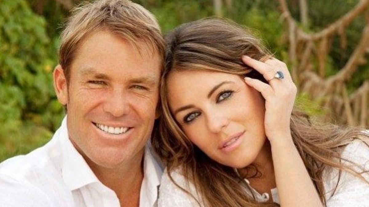 Liz Hurley y  y Shane Warne.