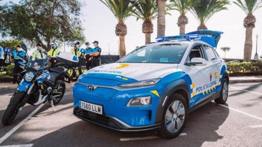 Efectivos y vehículos de la Policía Local de Arrecife en una foto de archivo.