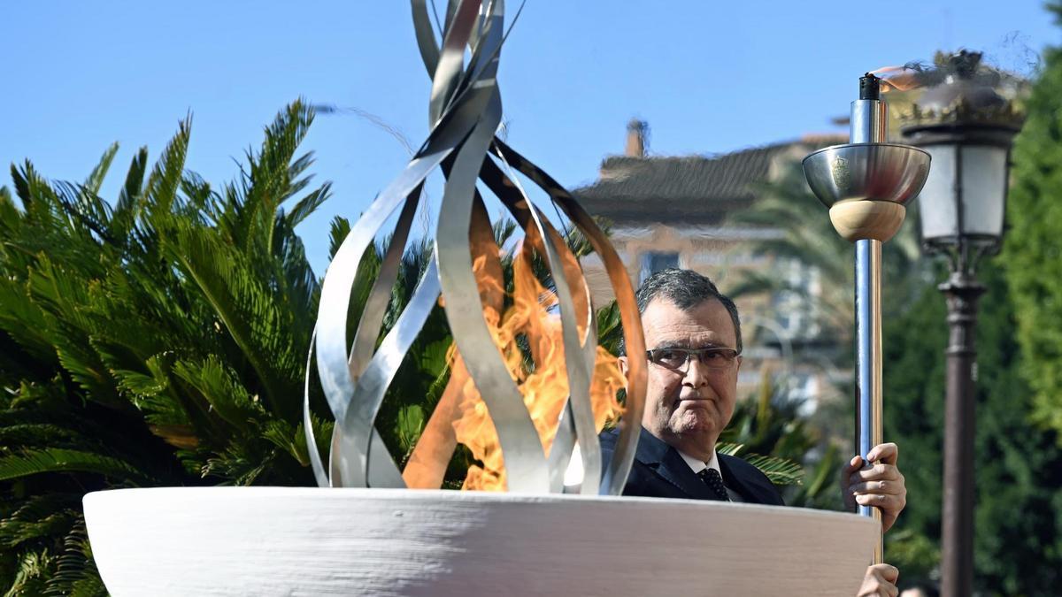 Archivo: El alcalde, José Ballesta, enciende el pebetero por el 1.200 aniversario de la ciudad en la Glorieta.