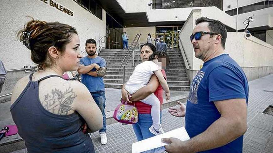 La niña derribada en la guardería tiene una lesión en la mano