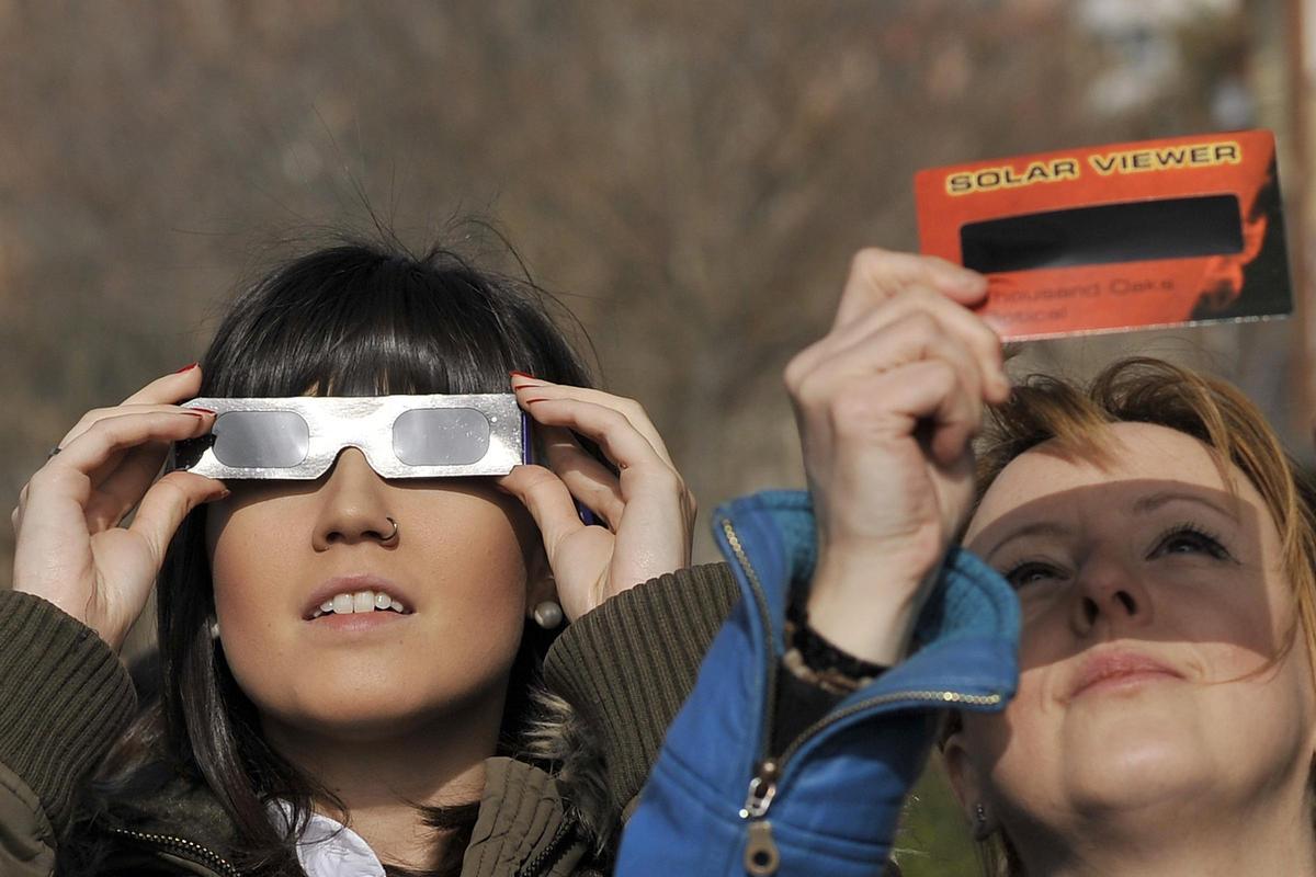 Vista de un eclipse parcial de sol en España en el 2015.