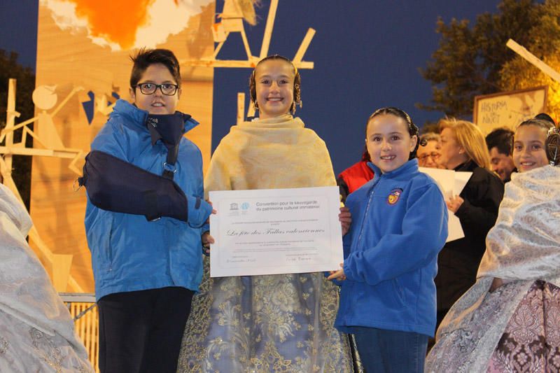 Entrega de los certificados de la Unesco a las Fallas infantiles