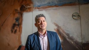 El alcalde de LHospitalet, David Quirós, posa para EL PERIÓDICO en la entrada del Ayuntamiento, en una imagen de archivo.