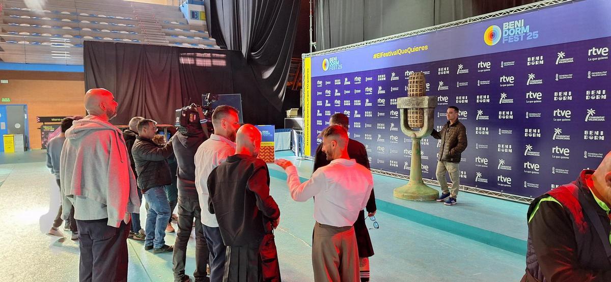 El público visita el escenario del Benidorm Fest