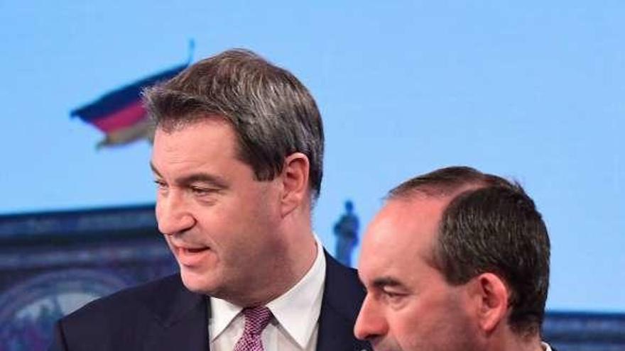 Markus Söder, el candidato de la CSU (a la izquierda), y Hubert Aiwanger, aspirante de Electores Libres. // AFP