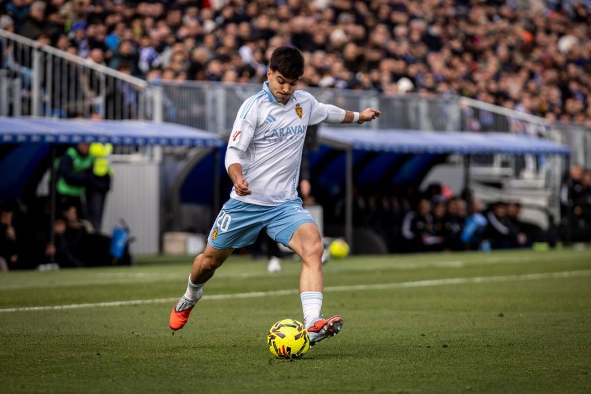 Aguirregabiria se dispone a centrar en el partido ante el Leganés.