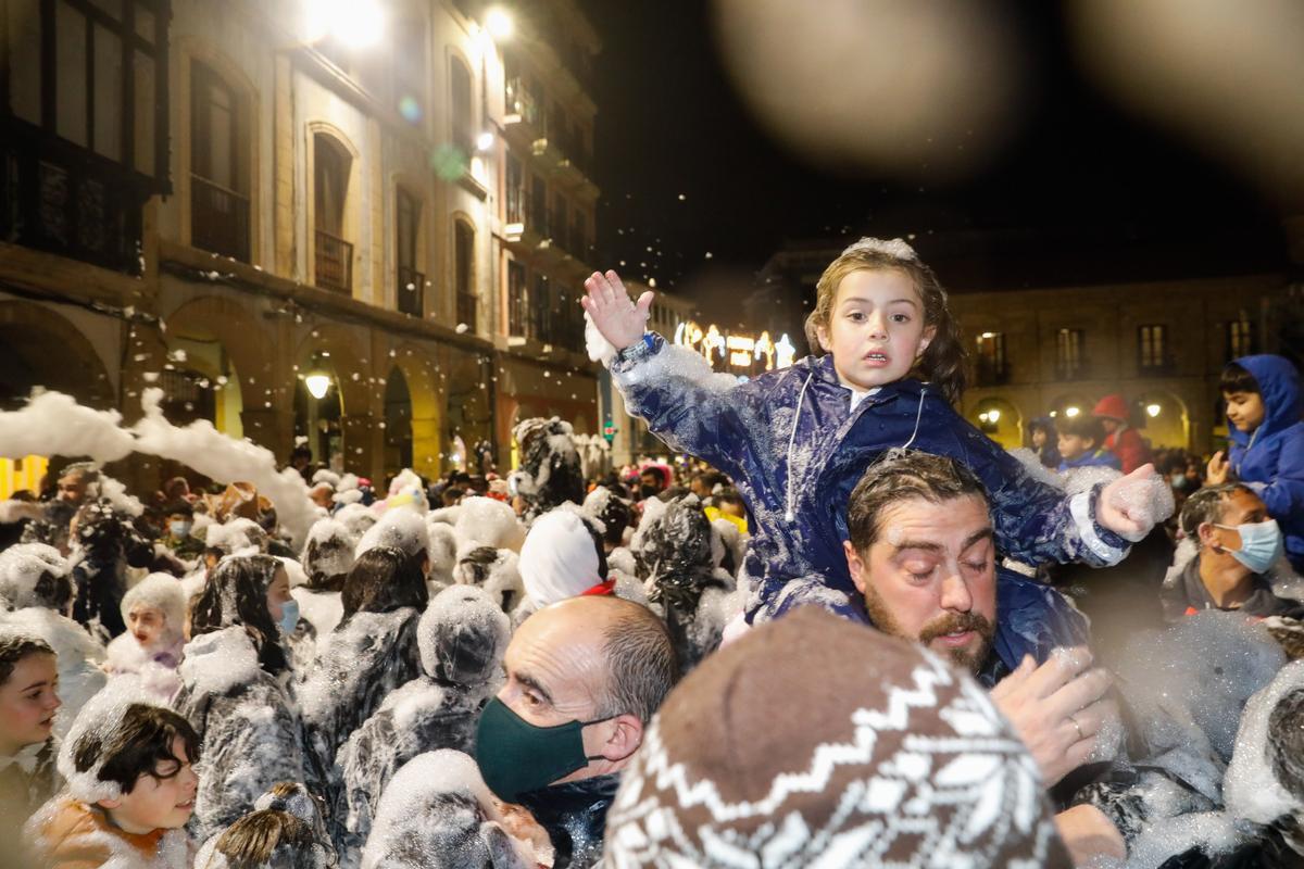 Niños y mayores, entre la espuma, en la anterior edición del Descenso de Galiana.