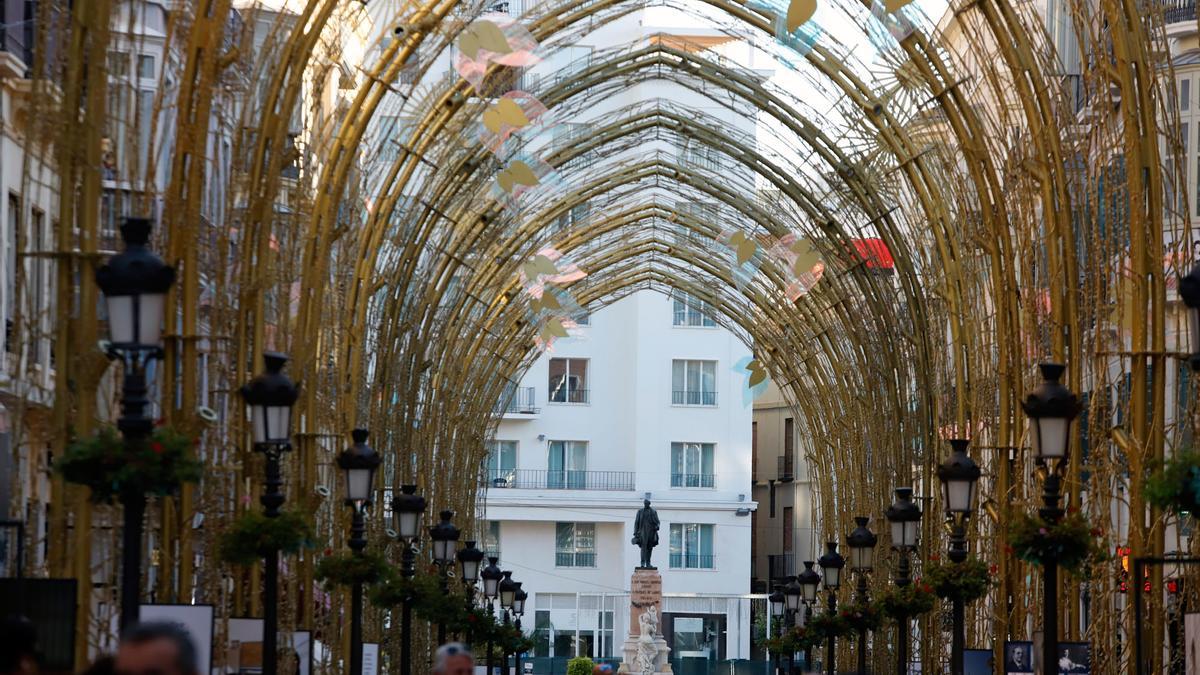 La estructura de las luces de Navidad, ya colocada en la calle Larios.