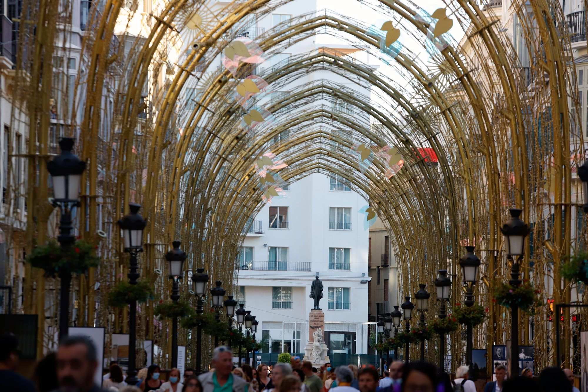 La estructura de las luces de Navidad, ya colocada en la calle Larios.