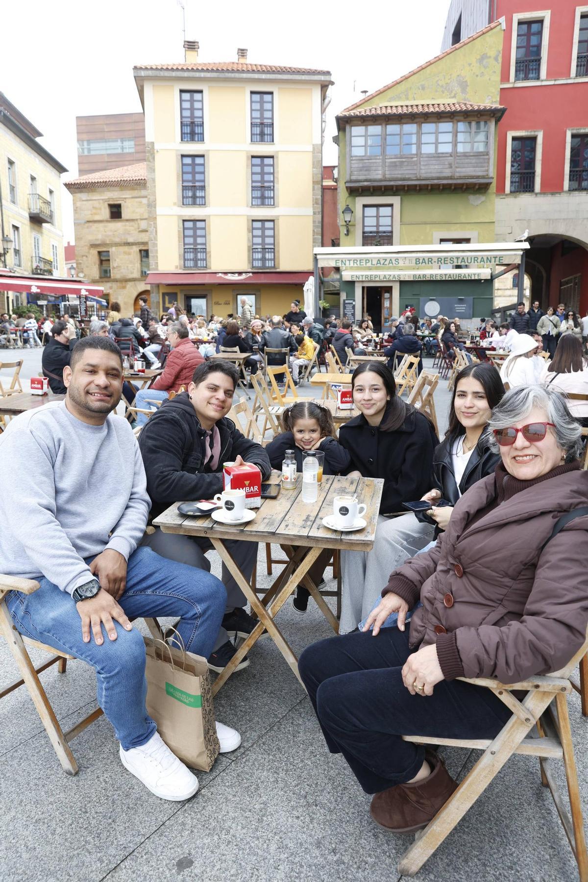 Semana Santa con "sabor a verano" en Gijón: en imágenes Semana Santa con "sabor a verano" en Gijón: en imágenes
