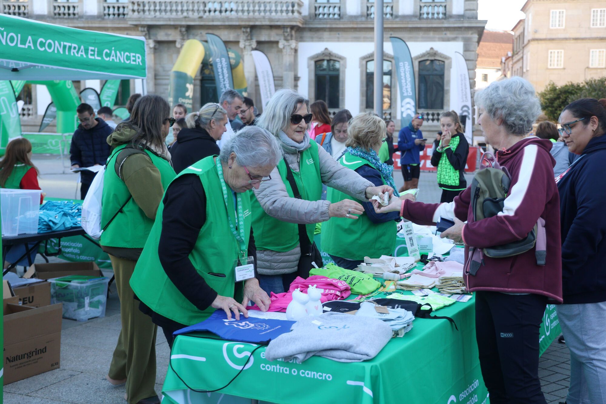 Dos mil setecientos participantes convirtieron la Marcha contra el cáncer de Pontevedra en la más multitudinaria de Galicia