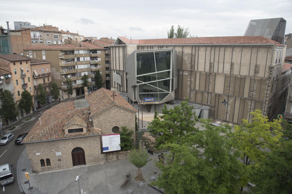 Vista general de l'equipament amb la construcció que sobressurt de l'edifici a la banda dreta