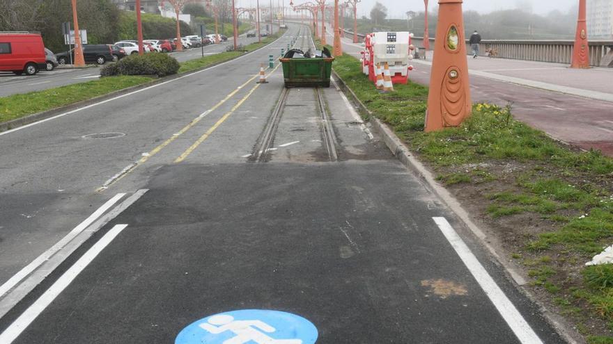 Punto del paseo marítimo de Orillamar a partir del que continúan los raíles del tranvía.   | // CARLOS PARDELLAS