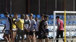 Tablet en mano y con una baja importante: así ha sido el primer día de Lolo Escobar como entrenador del Avilés