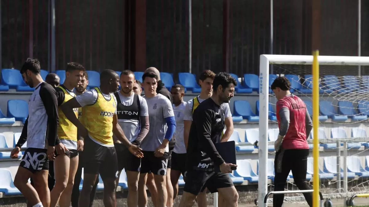 Tablet en mano y con una baja importante: así ha sido el primer día de Lolo Escobar como entrenador del Avilés