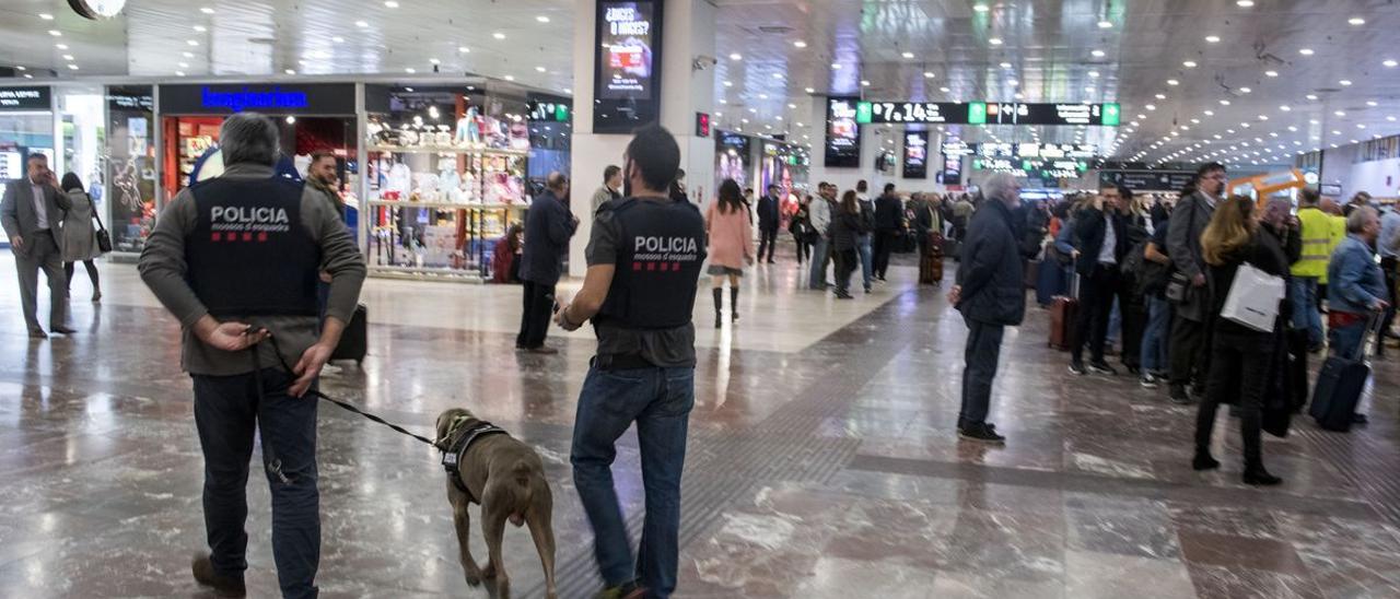 Mossos d'Esquadra en la estación de Sants.