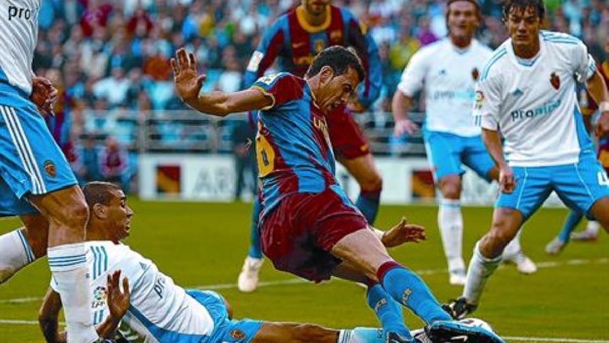 Diogo derriba a Busquets durante el partido del sábado en La Romareda.