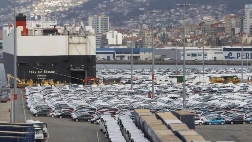 Ista e la explanada de carga del puerto en Bouzas.  // Ricardo Grobas