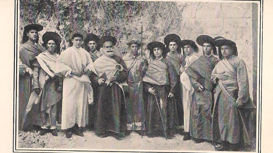 Los apóstoles de la Festa d’Elx en 1899: todos con los nimbos en sus cabezas y sosteniendo las libretas de sus cantos.