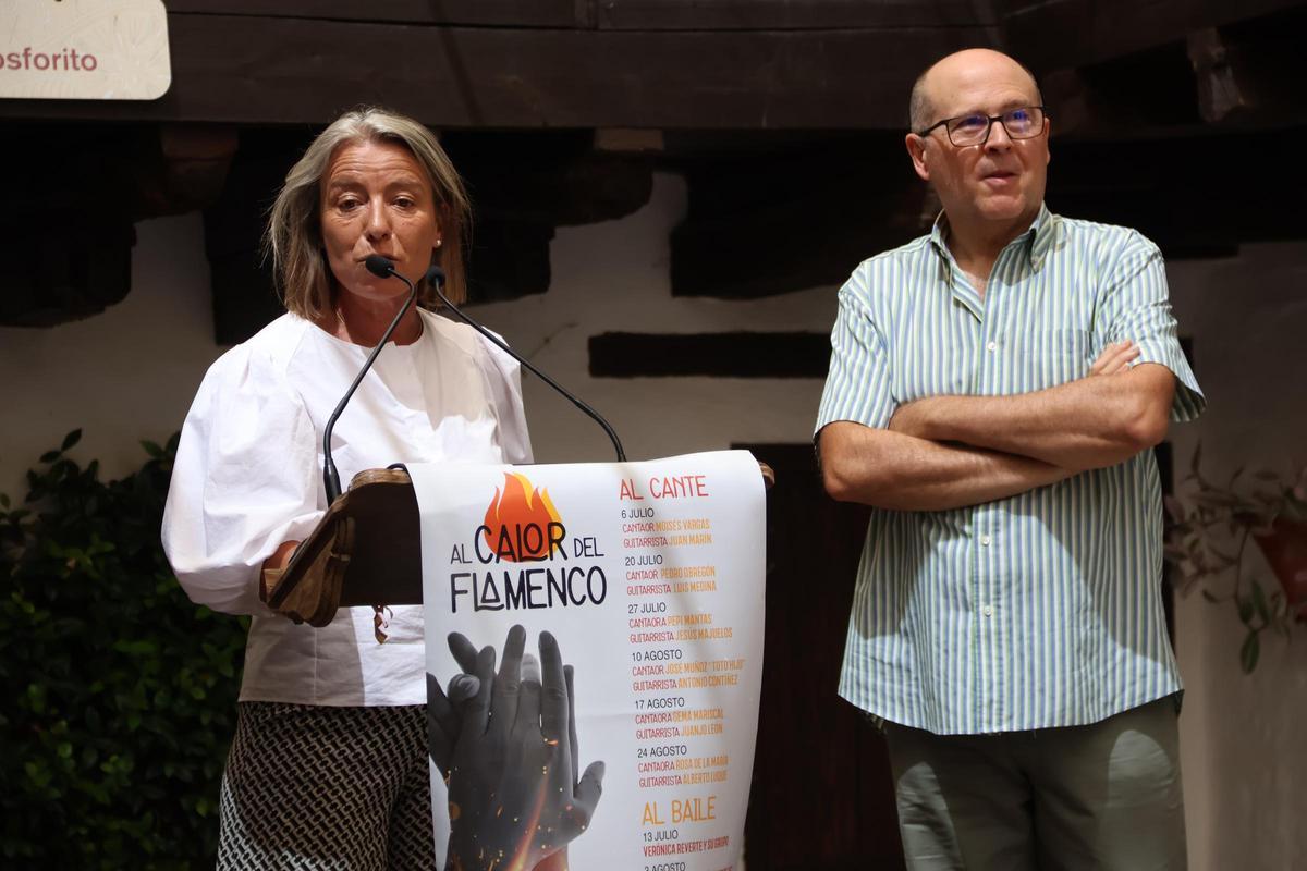 La delegada de Cultura, Isabel Albás, y el presidente de la Asociación Flamenca de Córdoba, Manuel Baena, esta mañana durante la presentación del programa.